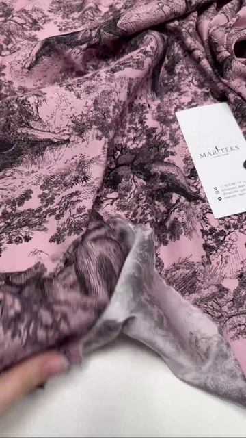 Шёлк Dior. Принт Toile de Jouy. На пудрово-розовом фоне, принт в чёрном оттенке