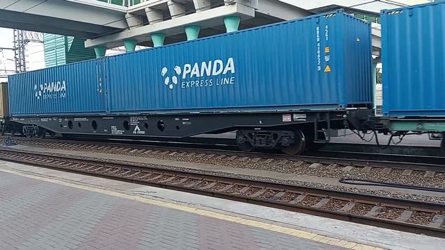 Товарный поезд с вагонами PANDA Express line на железнодорожном вокзале города Омска.