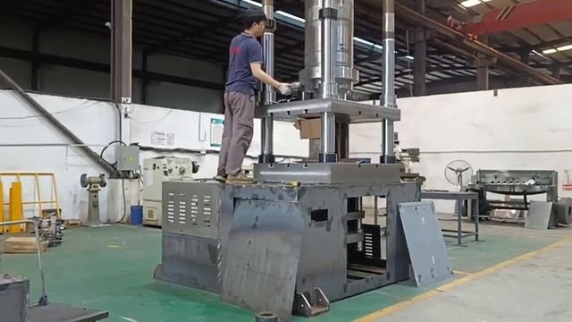 1000 tons servo four-column cold extrusion hydraulic press is being manufactured