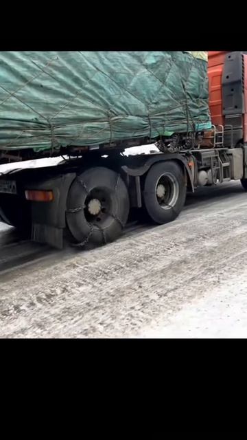 В подъём едет с цепями дальнобойщик