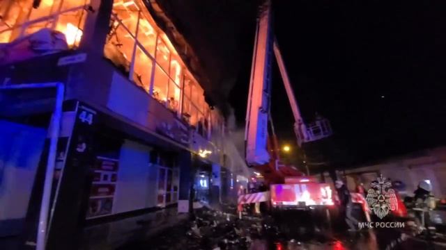В Симферополе огнеборцы тушат пожар на Центральном рынке