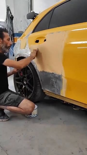 Залипательный процесс шпатлевания автомобиля.