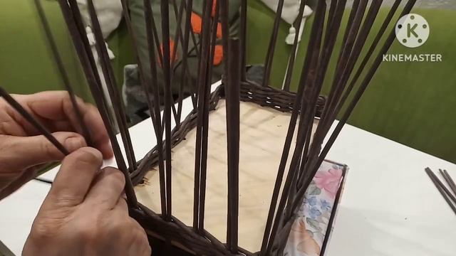 Полочка из газетных трубочек .