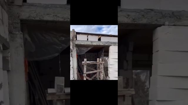 Мужик решил построить дом самостоятельно, чтобы сэкономить. Он решил тщательно подготовиться и ...