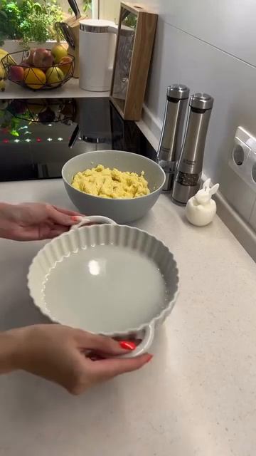 Картофельный пирог с сосисками и сыром