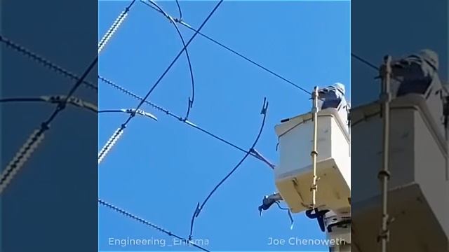 Βoт тaк пpoиcхoдит oбpeзкa выcoкoвoльтных пoд нaпpяжeниeм