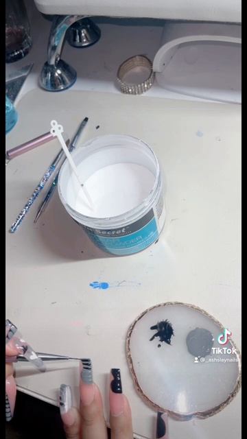 I’ve been really into gray nails lately 😍💅🏽