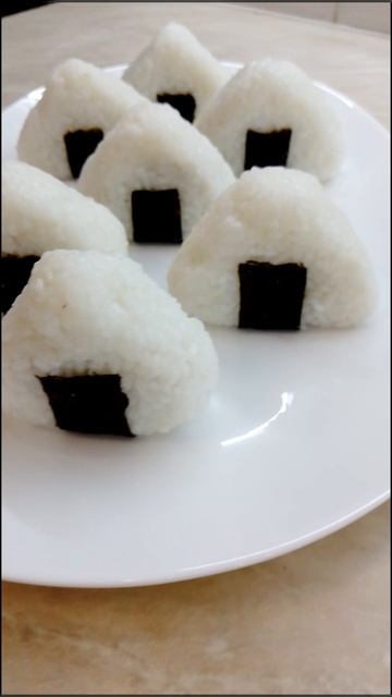 Онигири (Onigiri (rice balls)) с тунцом.