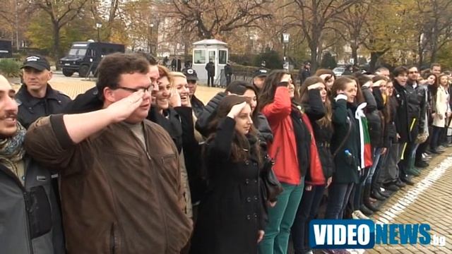 Тотален хит: Вижте как се гонят демони пред Парламента