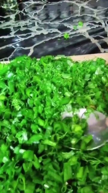 Окрошка с копчёной курицей и помидорой