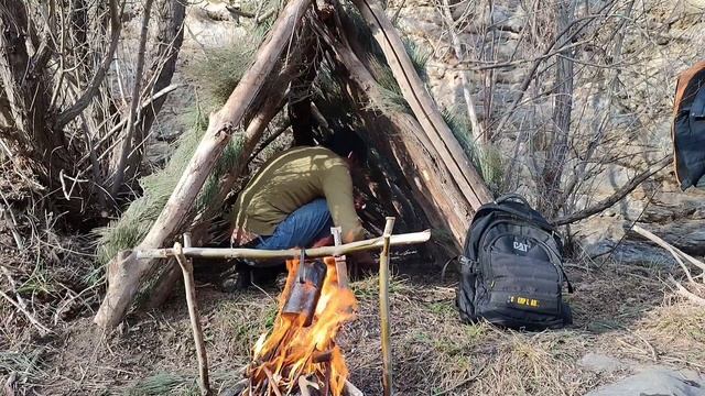 Одиночный кемпинг в горах. Строительство убежища, приготовление пищи и прогулки.