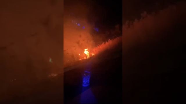 Пожар в городе Гулькевичи, предположительно горит камыш.