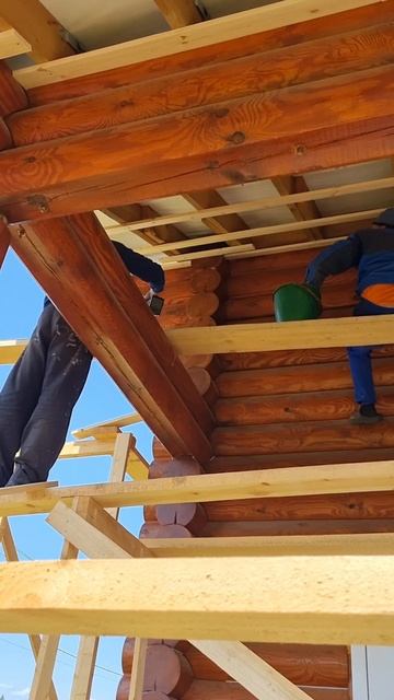 Подшивка карнизов и теплы шов в доме из бревна