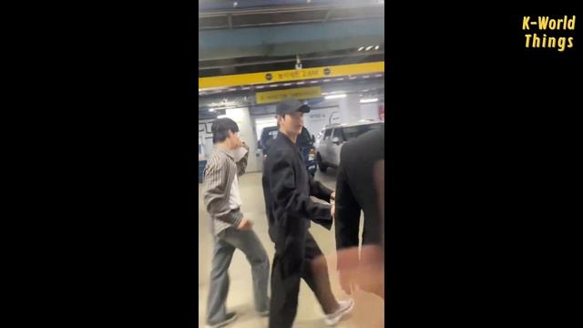 Kim Soohyun casually passing by & people dropping their jaws is so REAL🤭 Another SooWon coincidence