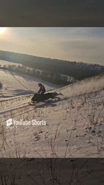 первый дроп на горном снегоходе