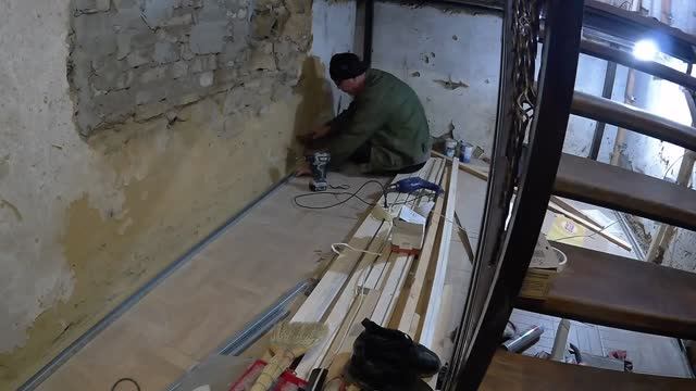ЖИВЕМ В ДЕРЕВНЕ!!УТРОМ ЗИМА,ВЕЧЕРОМ ВЕСНА!!!РЕМОНТ ДОМА!!СТАВИМ ОБРЕШЕТКУ НА СТЕНЫ!!Деревенский влог