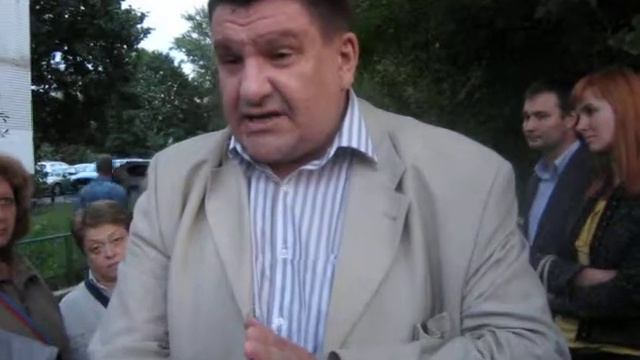 Зам.префекта СЗАО на народном сходе на улице Фомичевой 18 августа 2014 г.