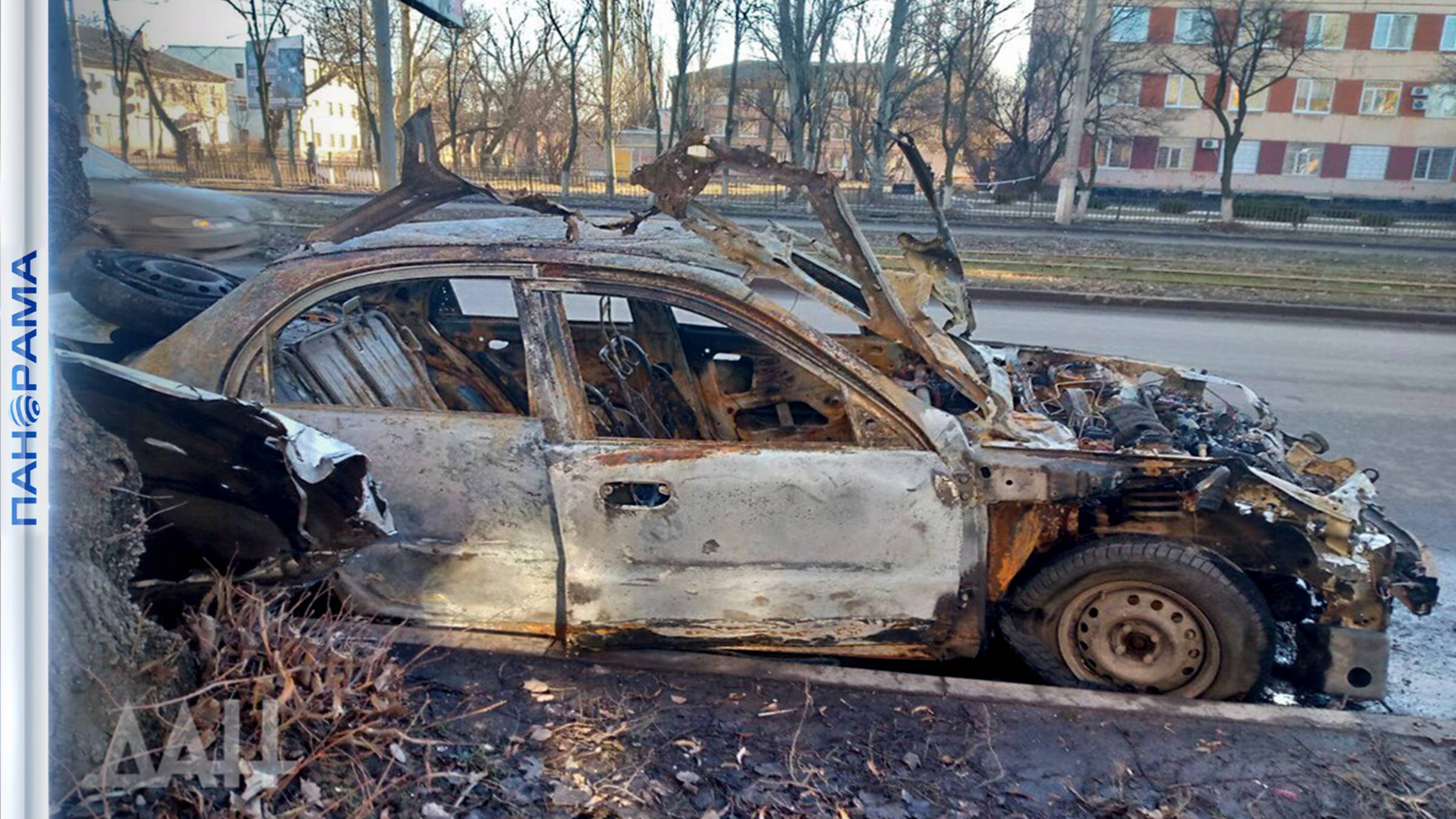 ❗️Дрон ударил по машине в Горловке! Трое раненых, повреждены автобусы и частный дом