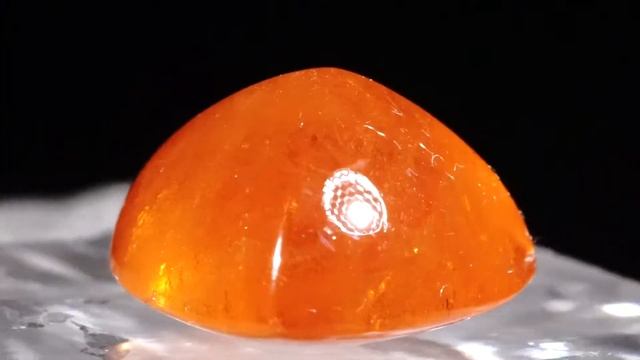 Mandarin-Granat, dreieckiger Cabochon 18.47ct.  15x15x10mm