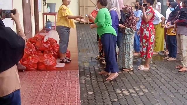 PT BHAKTI PERSADA JAYA pembagian sembako untuk warga sekitar