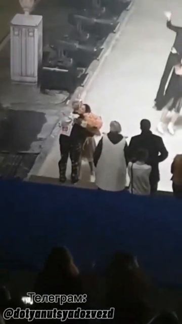 Даня Милохин дарит Жене Медведевой цветы 🥰🥰🥰