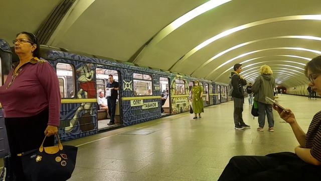 С нового ракурса! Тематический поезд "Олег Табаков" на станции "Коньково", КРЛ
