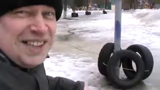 Зачем привязали шины к столбу