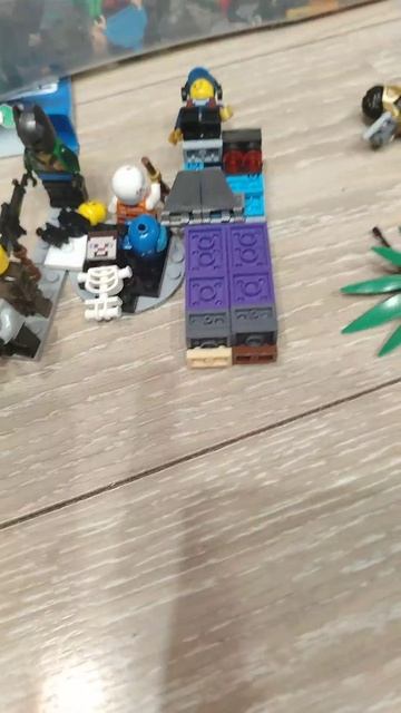 Алёша играет в Lego
