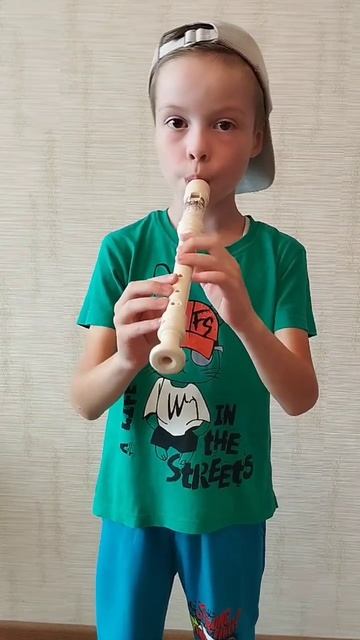 «Акулëнок» (англ. Baby Shark) на блокфлейте