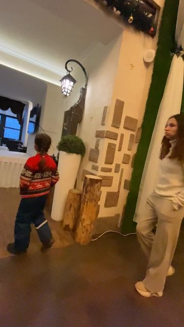 Гены никуда не денешь или пример заразителен, дочь идет так же, как и я руки в карманы