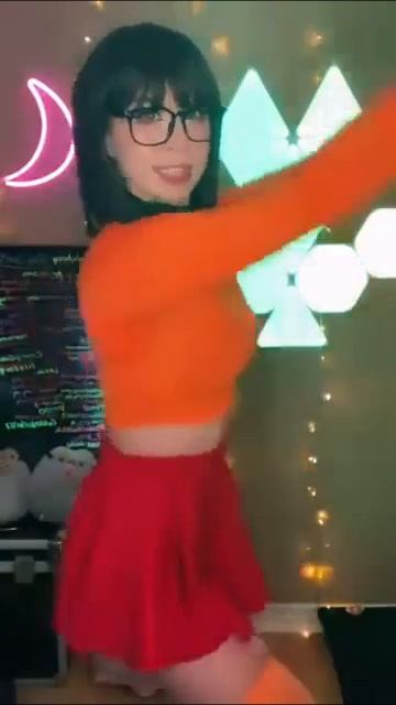 Что она творит это просто надо видеть...