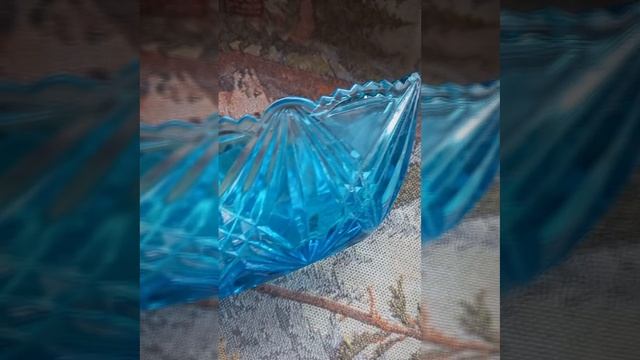 Салатник из голубого стекла. СССР.