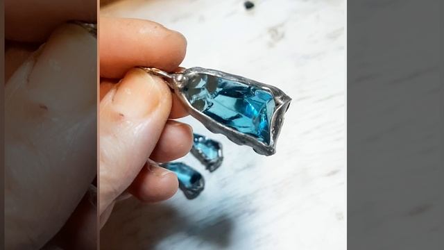 Кулон и серьги из олова и голубого стекла в технике тиффани