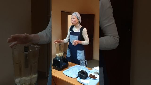 Рослинне молоко з кунжута, кеш'ю та кокосової стружки | Веган рецепт