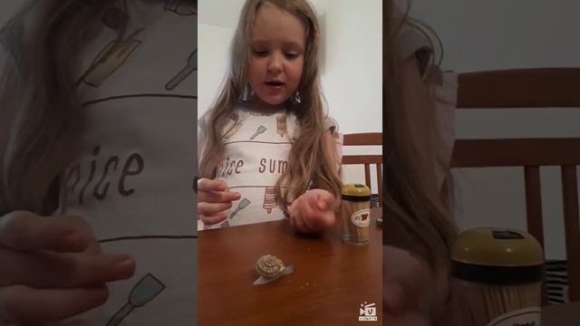 Шурка и новый друг улитка Джейкоб.