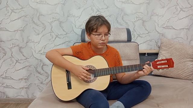 Учу играть на гитаре