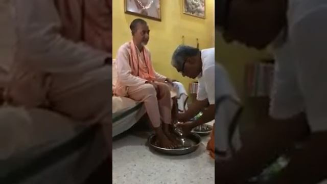 Абхишека лотосных стоп Шри Шримад БВ  Мадхавы Госвами  Махараджа