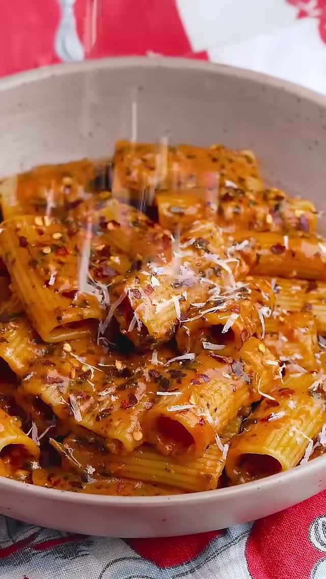 🍝 РИГАТОНИ С ТОМАТНО-СЛИВОЧНЫМ СОУСОМ И ТРАВАМИ