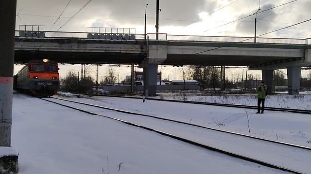"Вдогонку" электровоз ВЛ10У-340 с грузовым поездом и ВЛ10У-565 с грузовым поездом