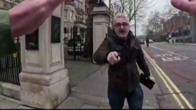 Вооруженный ножом человек напал на пытавшегося поджечь Коран у посольства Турции в Лондоне