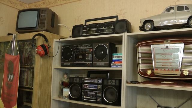 Радиоприемник Космонавт купил за 20000р для коллекции, ну и с прошедшим первомаем вас товарищи!