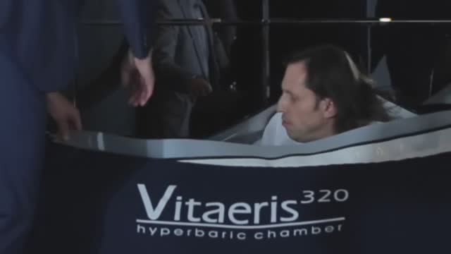 Александр Ревва спит в барокамере OxyHealth