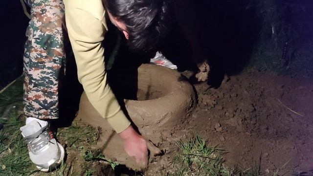 одиночный кемпинг для выживания в лесу, строительство убежища и костра, приготовление пищи