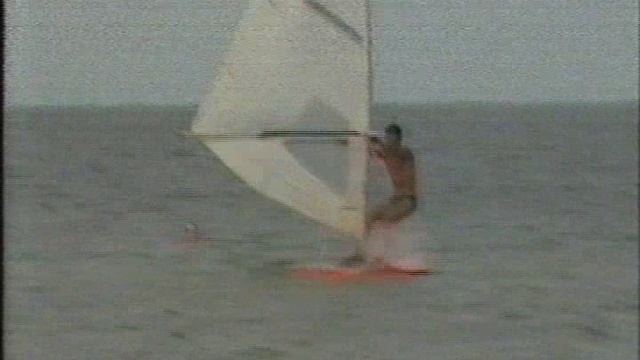 под парусом