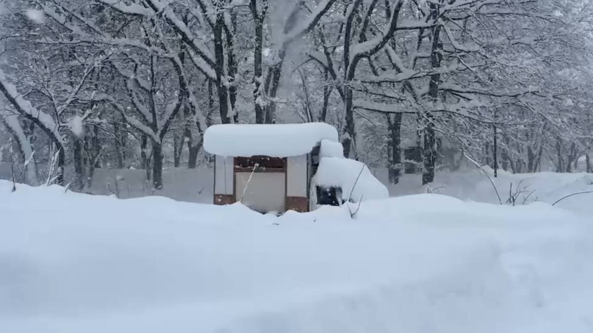 Сильный снегопад, ночевка в домике на колесах, сугробы снег