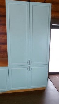 Кухня в скандинавском стиле с фасадами эвкалипт зеленый.