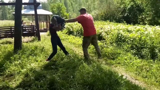 Мария бьёт по лапам
