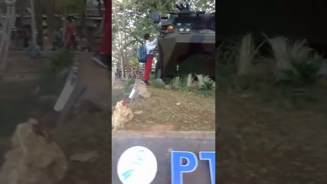 lagi foto di  anoa depan stasiun malang