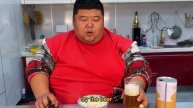 A 250kg fat man eats large pieces of braised pork.Pork must be eaten like this, so cool!#Fat Monkey