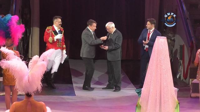 Награждение Хазби Майрамукаева Заслуженным работником культуры УР